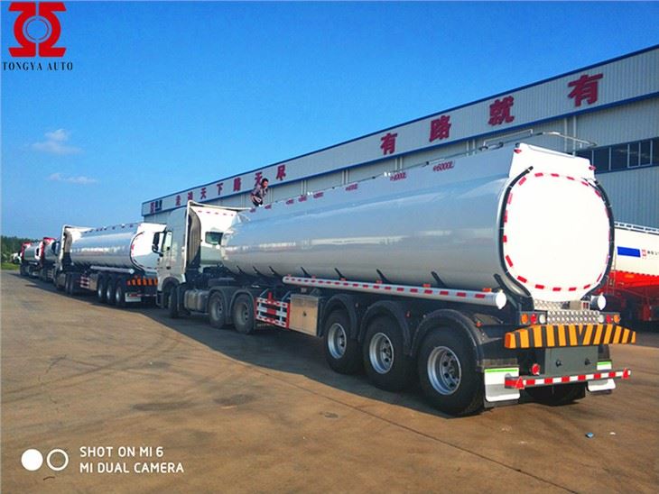 Camion-citerne à carburant