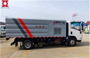 Camion balayeuse propre à l'eau
